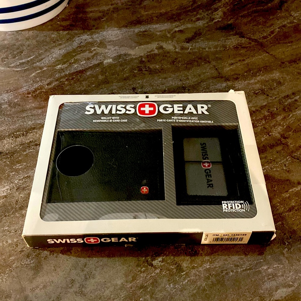 Swiss Gear RFID bifold wallet with detachable ID card slot